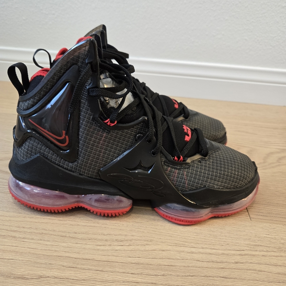 LeBron 19 - Bred